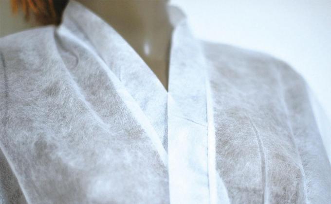 乳液の病院の電算室のために友好的な自由で使い捨て可能な分離のガウンEco